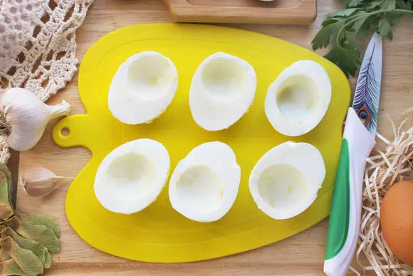 яйца фаршированные свеклой и чесноком рецепт фото 5